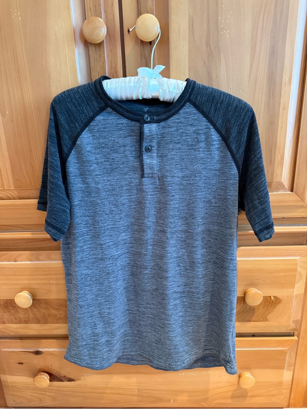 American Eagle Outfitters Short Sleeve Two-Tone Henley - Gray & Charcoal